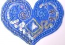 Motif coeur fil, perles et paillettes