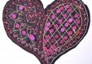 Motif coeur noir, fil, perles et paillettes